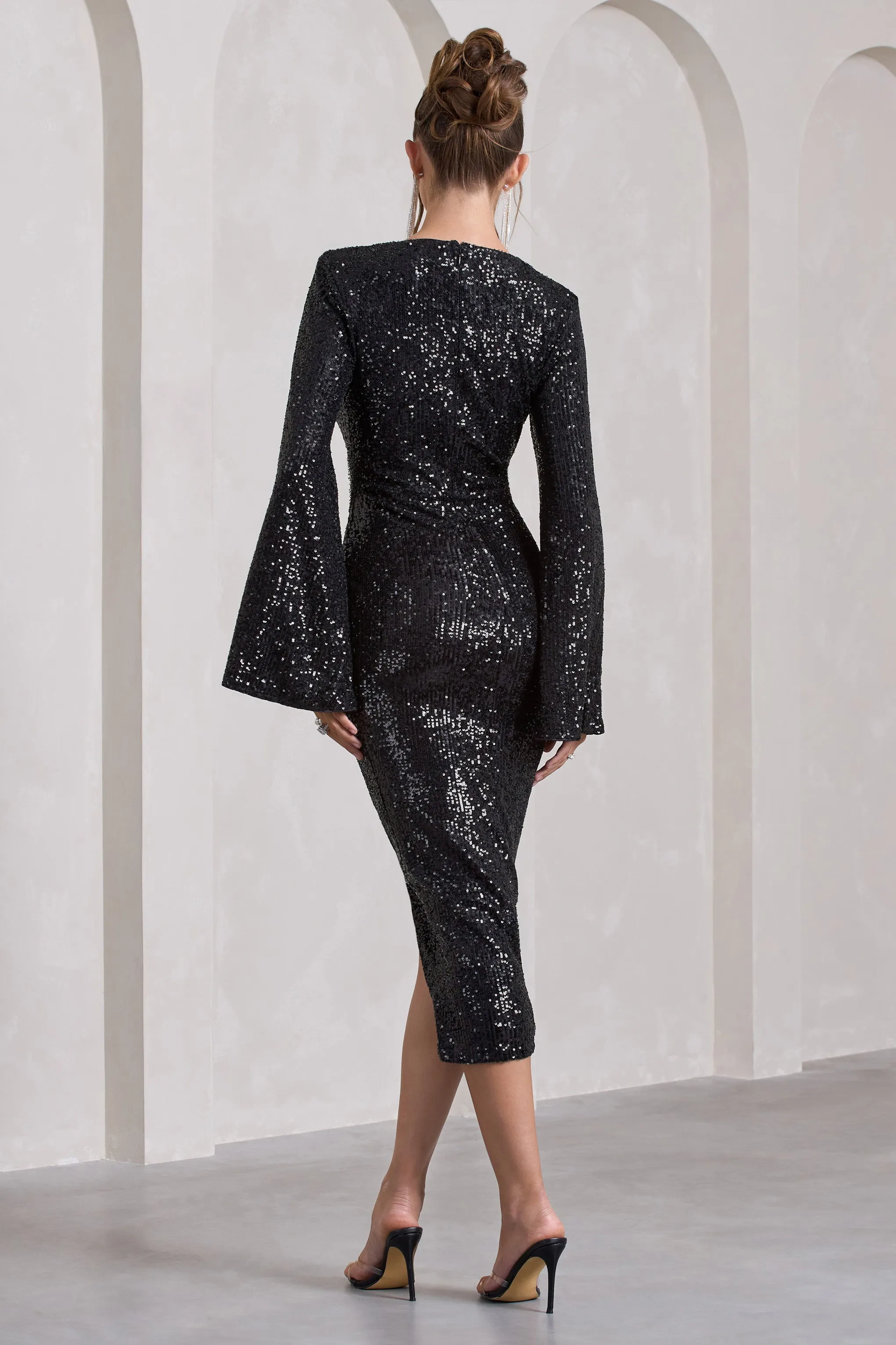 Amber | Robe mi-longue noire à sequins avec manches cape et fente sur le devant