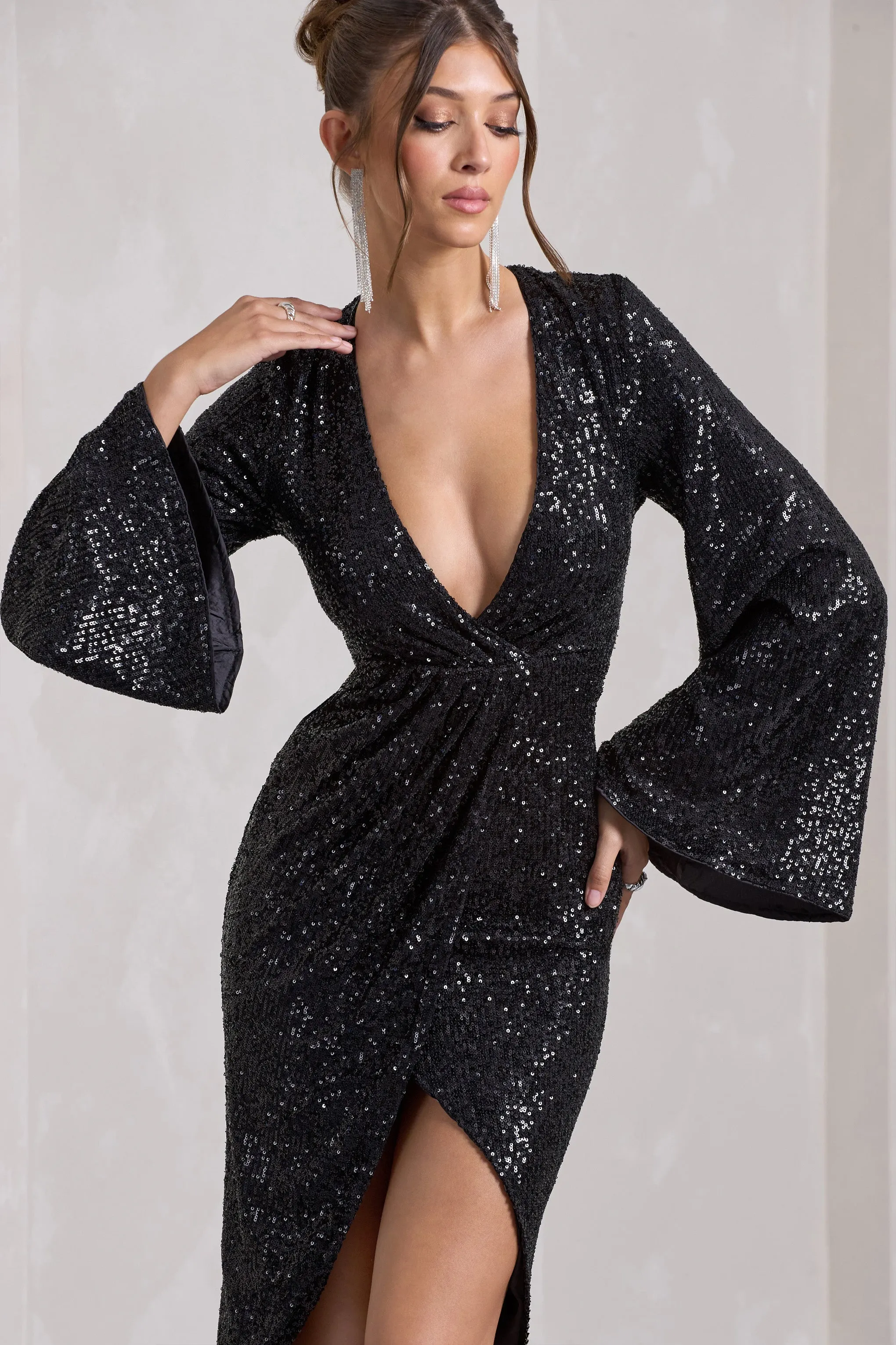 Amber | Robe mi-longue noire à sequins avec manches cape et fente sur le devant