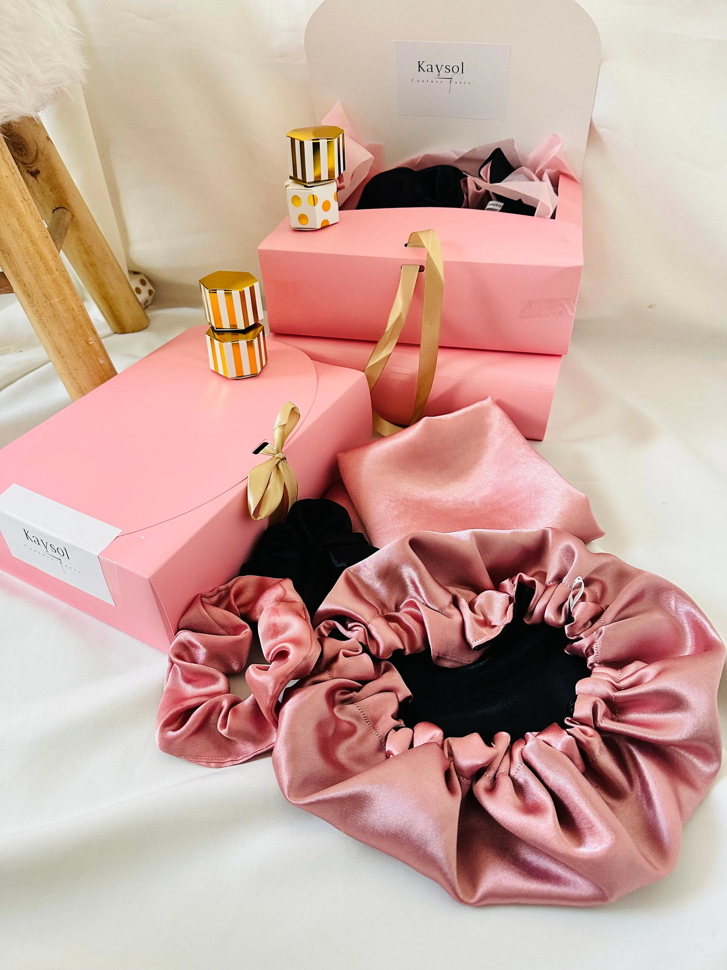 Box Cadeau soin cheveux - Bonnet en satin avec taie d’oreiller en satin et chouchou