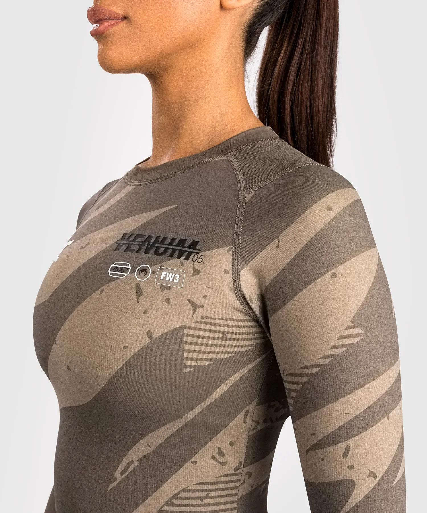 Rashguard À Manches Longues pour Femmes UFC Adrenaline by Venum Fight Week - Desert Camo